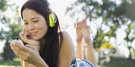 How To Talk To A Woman Who Is Wearing Headphones Askmen