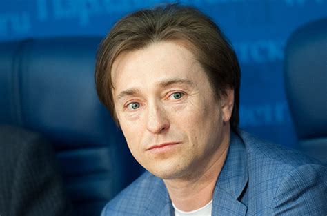 Совместная работа сблизила анну и сергея, которые вскоре решили быть вместе. Сергей Безруков: там, где зарабатывают деньги, нелегко ...