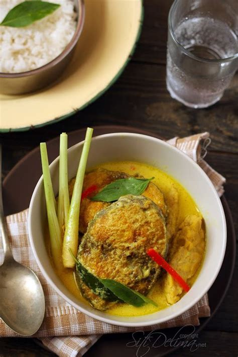 Selain ekonomis, ikan tongkol juga kaya akan protein loh. Ikan Tongkol Masak Lemak Selaseh | Thai red curry, Ethnic ...