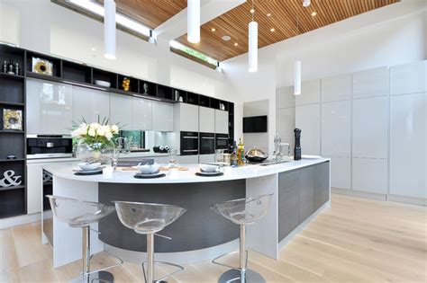 17 Delightful Kitchen Ideas With Curved Island Design
