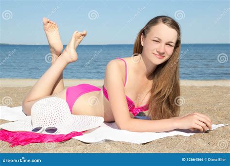 Schönes Mädchen Im Rosa Bikini Der Auf Dem Strand Liegt Stockfoto Bild Von Schönheit Ozean