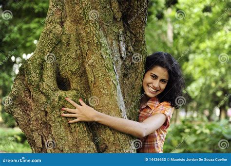 Mujer Que Abraza Un árbol En El Bosque Imagen De Archivo Imagen De