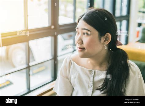 Gerne Schöne Junge Asiatische Plus Size Weiblichen Chubby Teen Suchen Bei Windows Im Café Zum