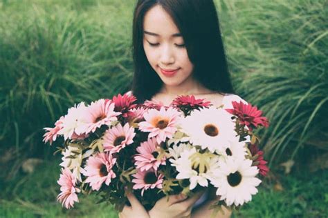 I'll pick a red flower and give it to her. How to Say I Love You in Japanese - Team Japanese