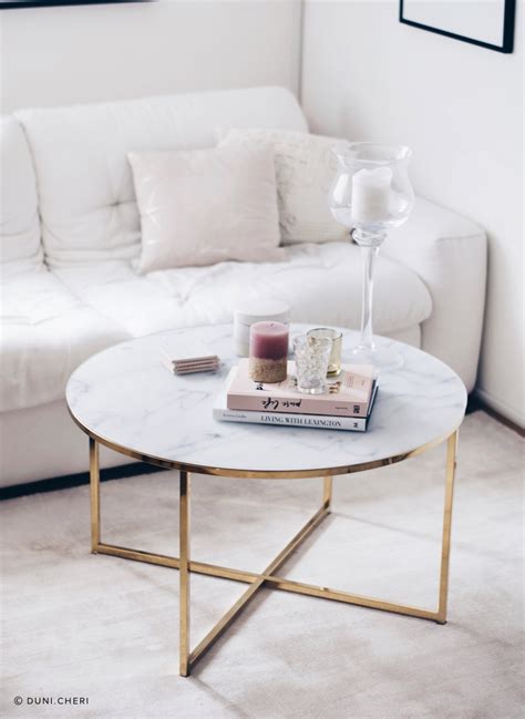 Ein moderner couchtisch fällt durch klare linien und schlichte farben ins auge. wohnzimmer-couchtisch-marmor-gold | duni.cheri