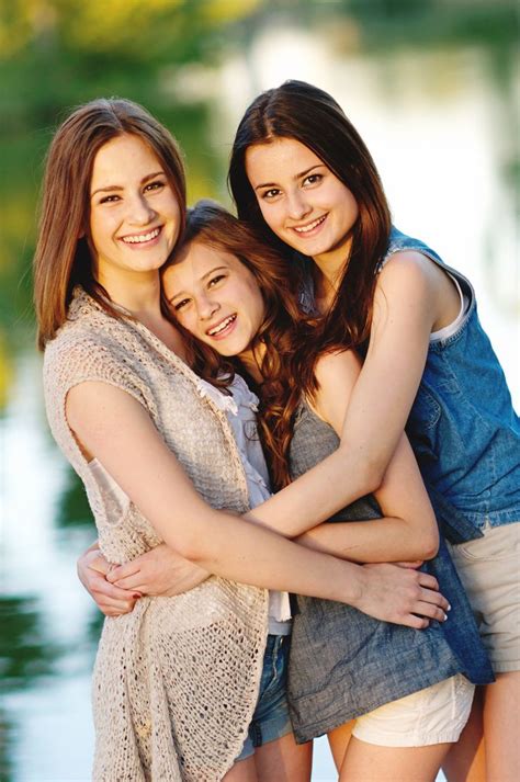 Sisters Group Sisters Photoshoot Daughter Photo Ideas Mother Daughter Photography Poses