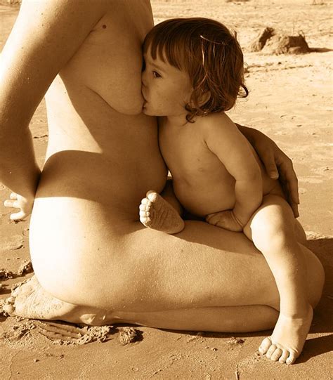 Fully Naked Moms Breastfeeding
