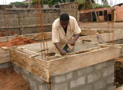 Le fer à béton est l'accessoire indispensable pour la réalisation des chaînages. Un maçon assemble le coffrage d'un chaînage en béton armé ...