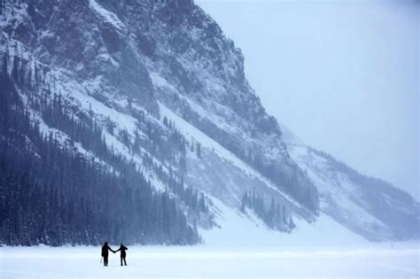 Kanadada Yüzeyi Donan Louise Gölünde Buz Pateni