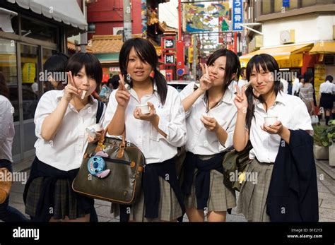 Retrato de cuatro uniformados colegialas japonesas en Chinatown Nagasaki Japón Fotografía de