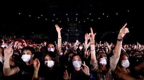 Paris Venue Hosts Indoor Rock Concert With Masks And Virus Tests Reuters