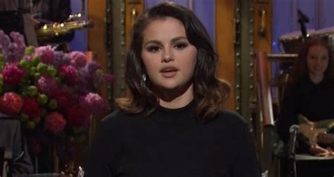 Selena Gomez Impersonates Miley Cyrus And Sings Barney In ‘saturday Night