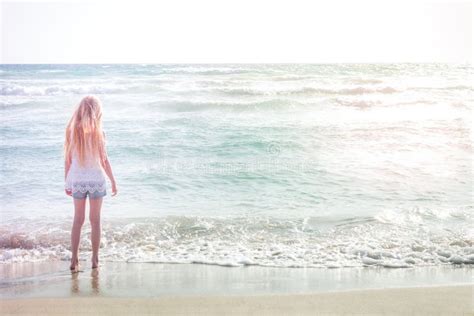 Muchacha Rubia Joven Hermosa Que Mira Hacia Fuera Sobre El Mar Foto De Archivo Imagen De