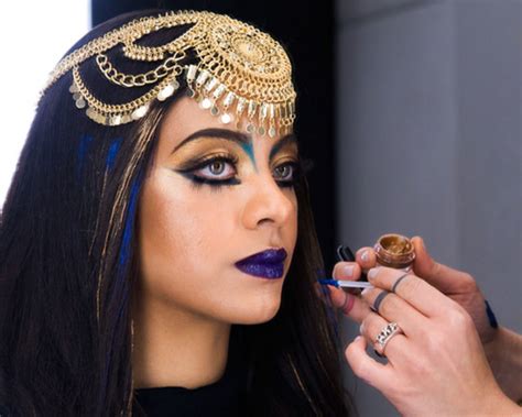 halloween makeup idea cleopatra makeup tutorial in 10 easy steps glamour