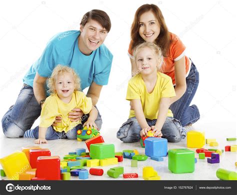 Familia Con Niños Felices Jugando Bloques De Construcción Padres Niños