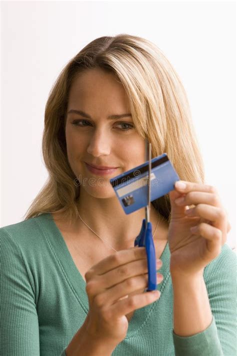 Frau, Die Oben Kreditkarte Schneidet Stockfoto - Bild von