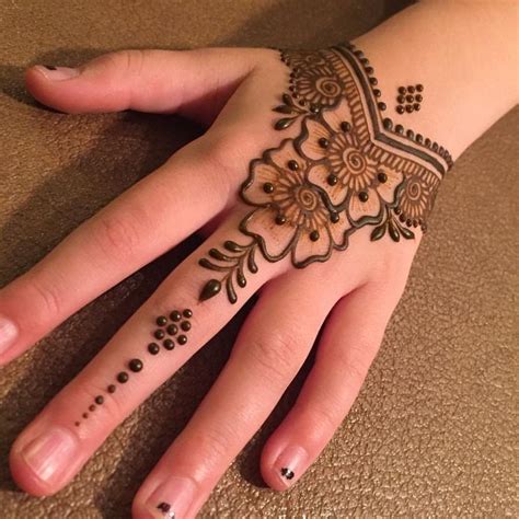 Simple and Elegant Henna Tattoo Designs for Your Hand