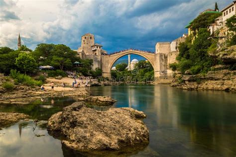 Vista Imponente Del Puente Viejo Hermoso En Mostar Bosnia Y