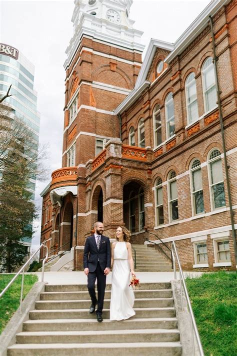 25 Gorgeous Photos That Will Convince You To Have A Courthouse Wedding