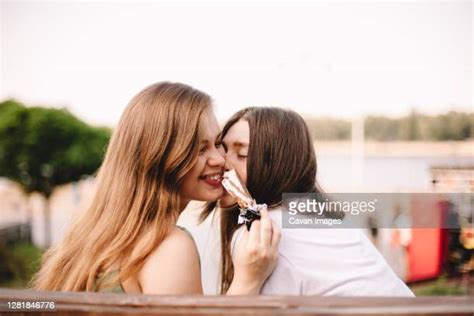 Beautiful Lesbians Kissing Stockfotos En Beelden Getty Images