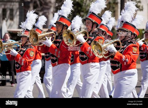 High School Marching Band Cornet Jugadores Durante El Desfile De La