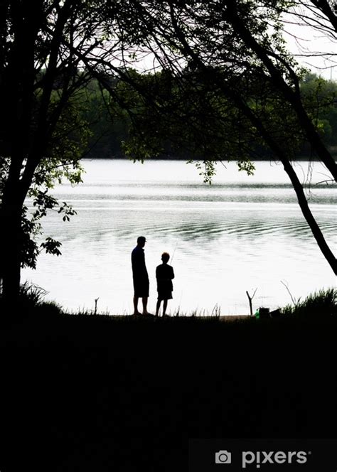 Cortina De Ducha Padre E Hijo Mirando Un Gigantesco Y Hermoso Lago Que