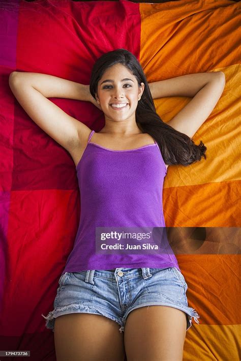 Teenage Girl Lying In Bed Smiling Foto De Stock Getty Images