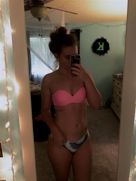 Womans Bikini Bedroom Selfie Goes Viral Can You Spot Why Daily Star