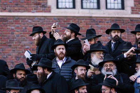 577a9510 Thousands Of Rabbis Pose For A Group Photo In Fro Flickr