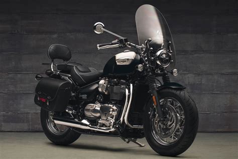 The triumph speedmaster is a cruiser style bike and is powered by a liquid cooled 1,200 cc parallel twin engine, producing 76.4 bhp at 6,100 rpm 6 speed gearbox with gear position indicator. The New 2018 Triumph Bonneville Speedmaster | ResCogs