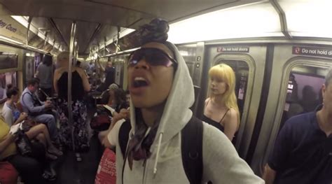 Brandy Sings Her Heart Out On Nyc Subway Gets Completely Ignored The Source