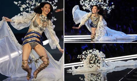 victoria secret fashion show 2017 model ming xi falls on her face on vs catwalk uk
