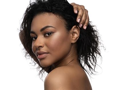 Портрет красивой черной женщины с гладкой кожей на белом фоне Премиум Фото