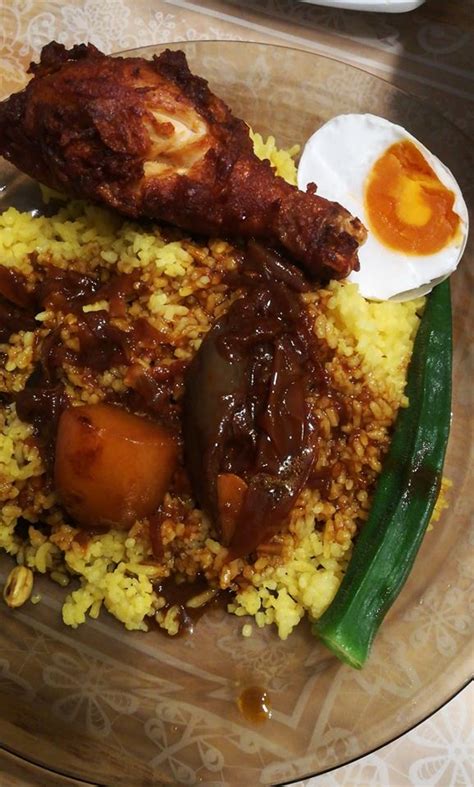 Masukkan ayam, tahu, dan telur. Masak Sendiri Nasi Kandaq, Lengkap Dengan Kari Kicap ...