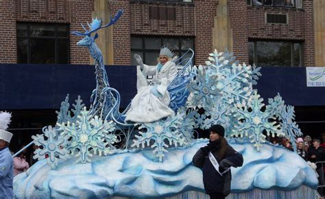 Identification signs or banners are encouraged for entries in the parade and contest. SDC11700.JPG 1,600×983 pixels | Christmas parade floats ...