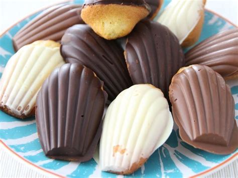 See more ideas about madeleine recipe, madeline cookies, cookie recipes. Madeleines with chocolate - video | Recipe | Madeleine recipe, Sweet recipes, Dessert recipes