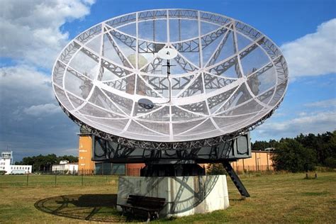 Radar definition, a device for determining the presence and location of an object by measuring the time for the echo of a radio wave to return from it and the direction from which it returns. الرادار RADAR - شبكة الفيزياء التعليمية