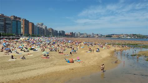 Sunday Domingo Playa De San Lorenzo Gijón Asturias Spain Gijon