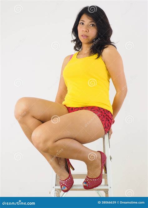 Sexy Aziatische Vrouwelijke Zitting Op De Bovenkant Van Een Ladder Stock Afbeelding Image Of