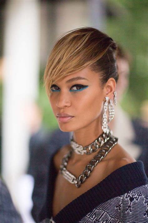 Backstage Chanel Cruise Joan Smalls Coiffure Idées De Coiffures