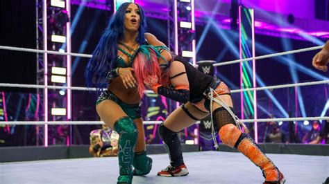 Photos The Empress And The Boss Throw Down In A Heated Title Fight In Raw Women S