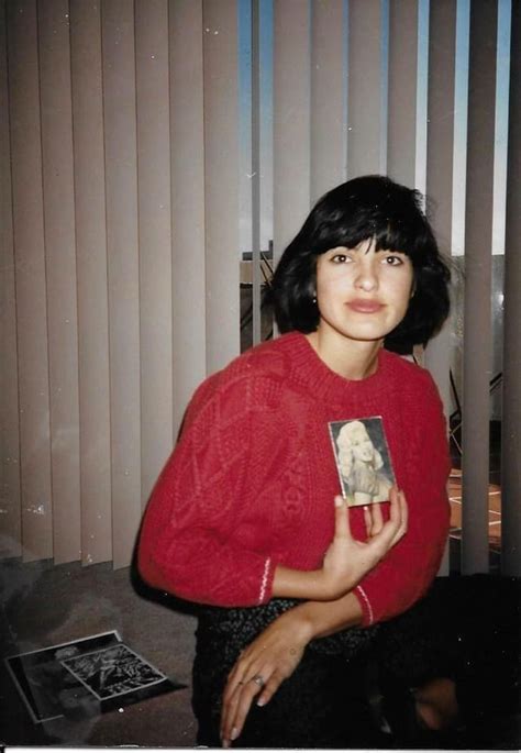 mariska hargitay with a picture of her mother jayne mansfield in the early 1990s r