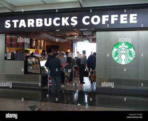 Hong Kong Airport Starbucks Coffee Shop Stock Photo Alamy
