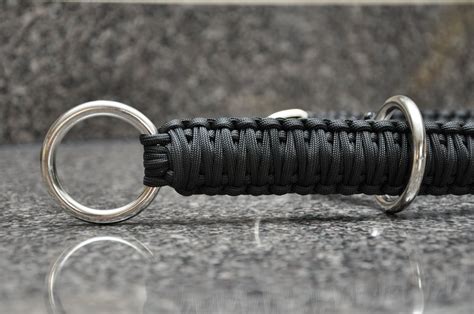 Create a braided dog collar using paracord for durability. Paracord Designs: Paracord Dog Choke Collar