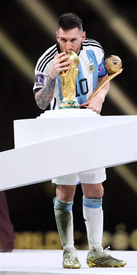 480x960 Messi Kiss To Fifa Cup 2022 480x960 Resolution Wallpaper Hd