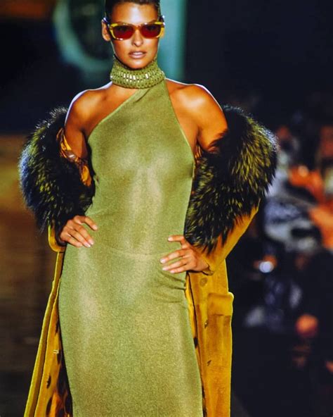 Linda Evangelista 👑 Atelier Versace Fallwinter 1996 Lindaevangelista