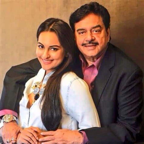 Sonakshi Sinha Wells Up While Giving Her Father The Lifetime Achievement Award Bollywood News