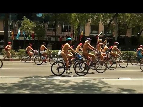 Ciclistas nus em protesto na Cidade do México YouTube