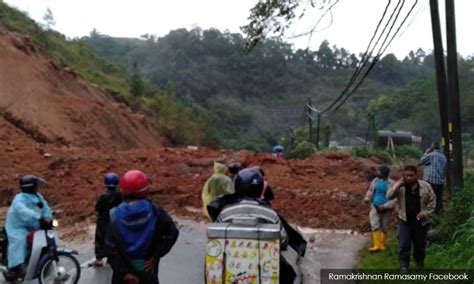 Boh sungei palas tea estate. Another landslide in Camerons, makes road impassable