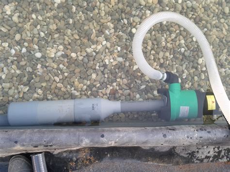 Idéal pour les bassins de taille réduite, il permet d'aspirer simplement et rapidement le fond de sa piscine autoportée, de son spa. Aspirateur pour piscine